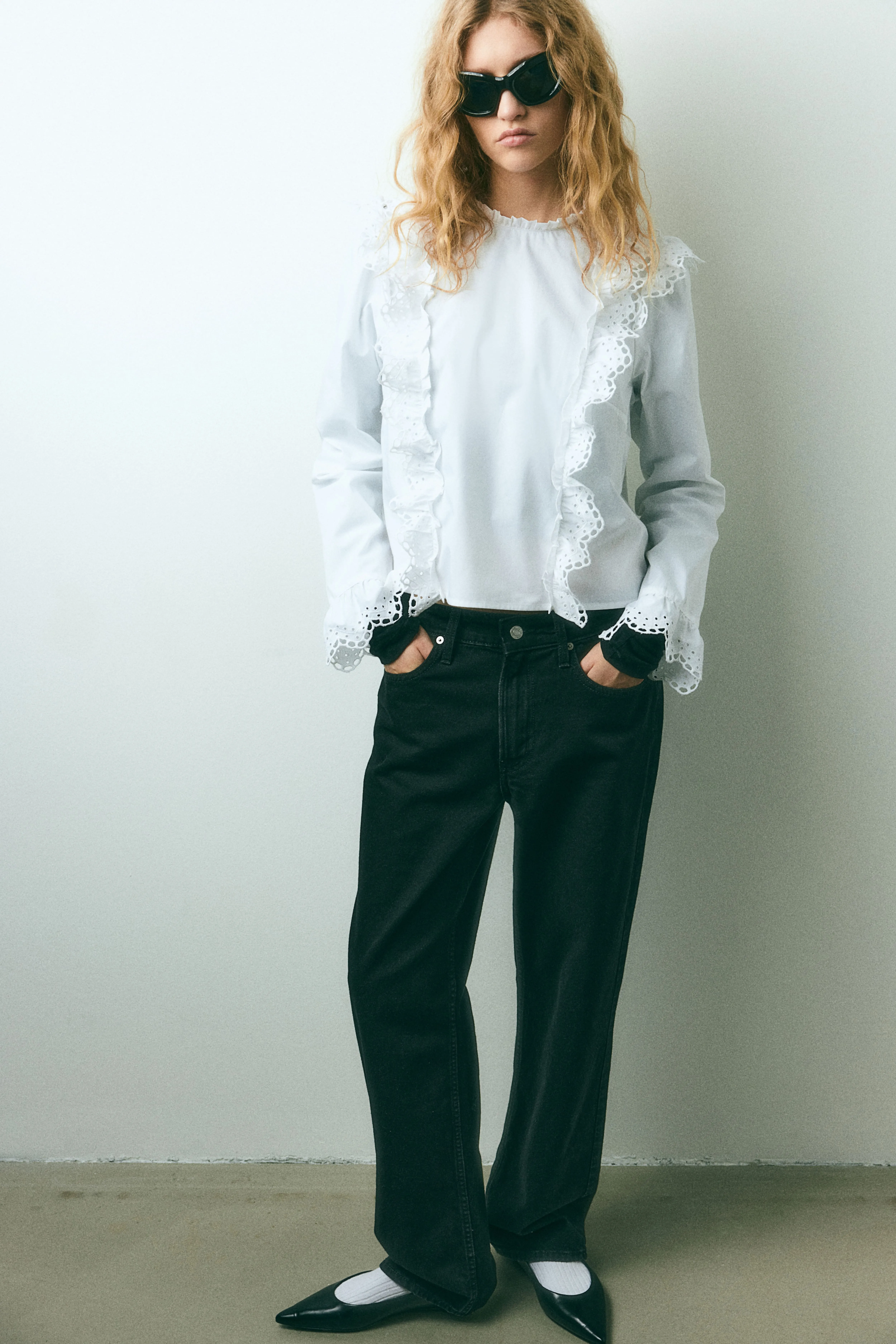 Broderie-anglaise-detail ruffled blouse - Long sleeve - Regular length - White - Ladies | H&M GB