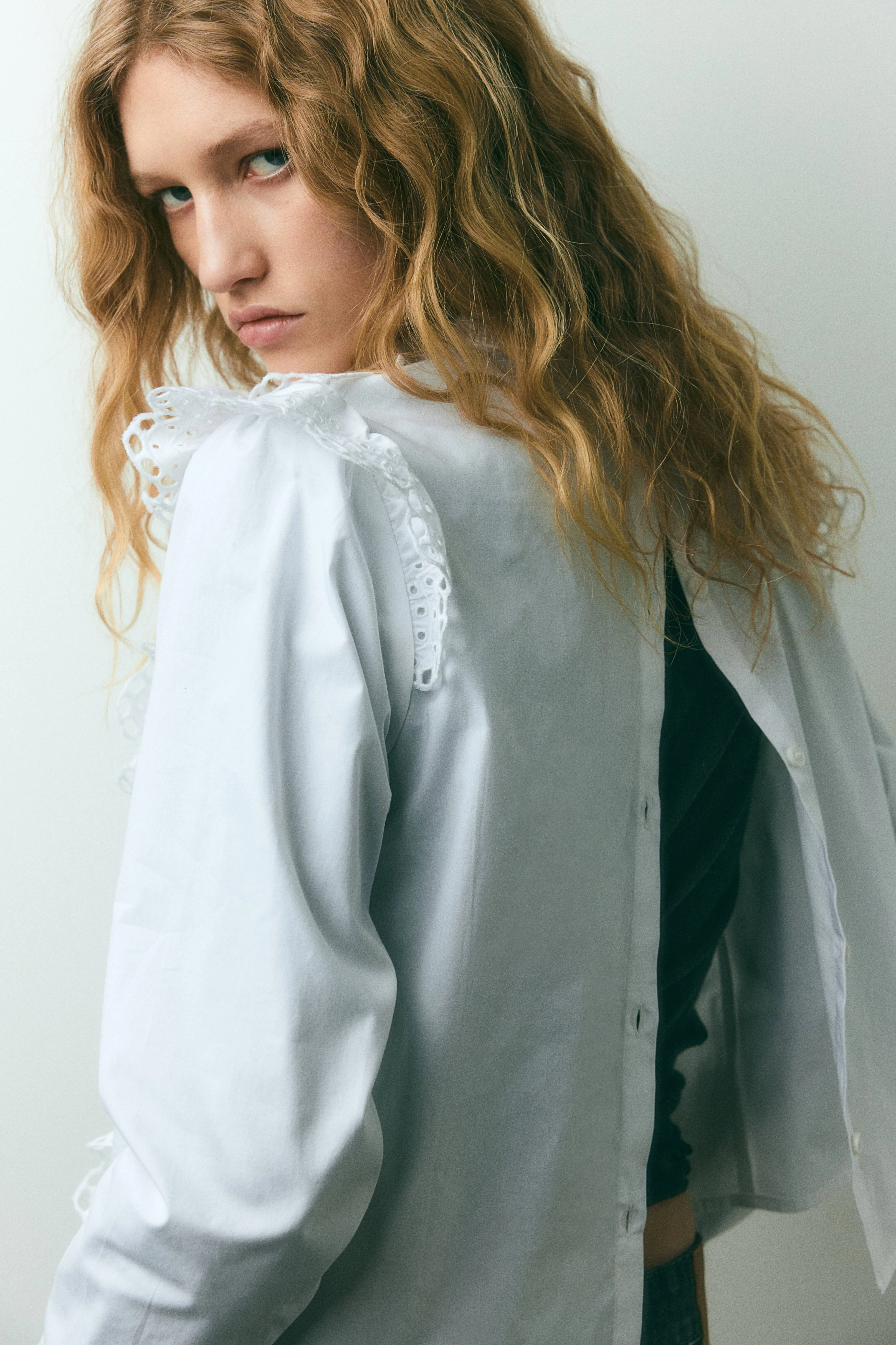 Broderie-anglaise-detail ruffled blouse - Long sleeve - Regular length - White - Ladies | H&M GB